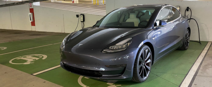 LR-EV-tesla-orlando-charge-Shutterstock_1708913317 1047 × 430